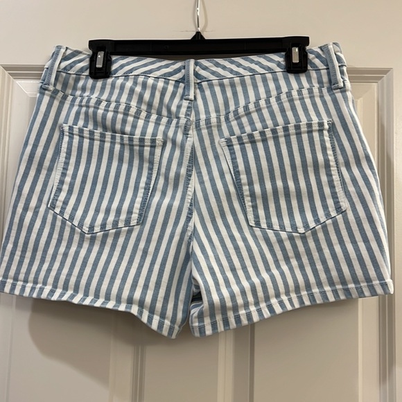 Universal Thread ladies Jean shorts - Picture 4 of 7